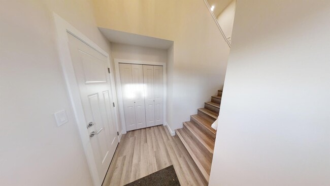 Photo - 13401-13105 105 St