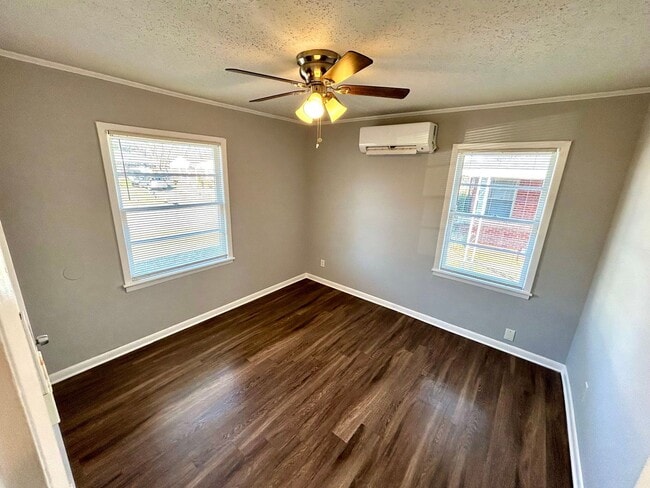 Photo - 2720 Merle St