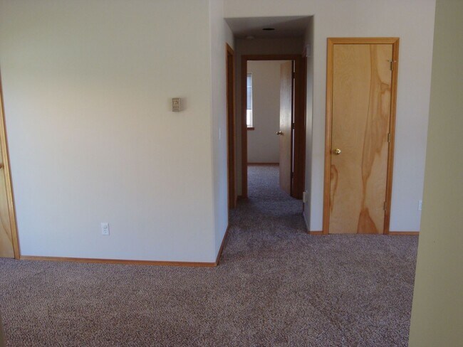 Photo - 2132-2142 SW Reindeer Unit 2132