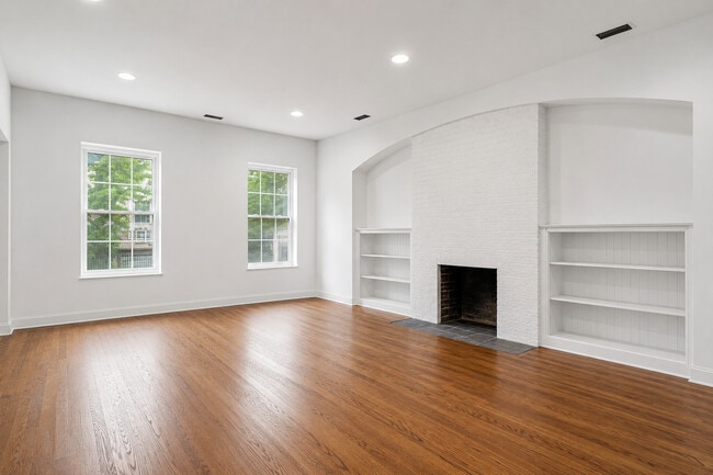 Photo - 6914 N Sheridan Rd