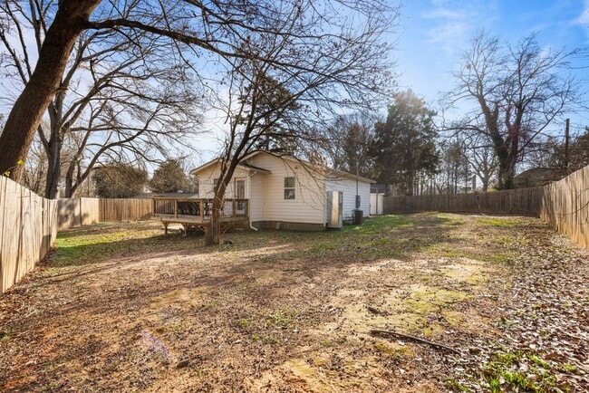 Photo - Single Family Home, 2 bed/1 bath $1,350 One-Story
