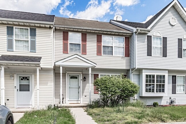 Building Photo - Renovated Townhome in Woodburne
