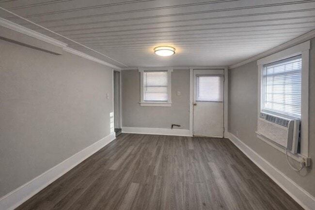 Building Photo - Cumberland Drive Triplex Unit B