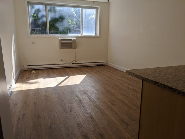 Living Area - 5854 N Kenmore Ave Unit 1B