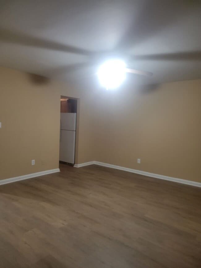 Building Photo - 4 bedroom, 1.5 bathrooms townhouse