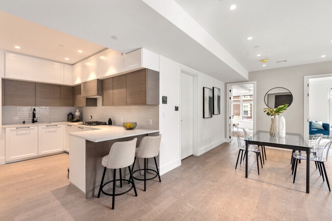 Building Photo - 21 Boylston St Unit #1,