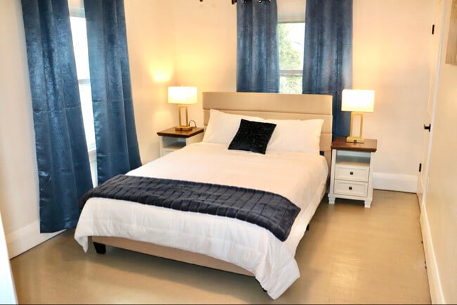 Photo - 1912 Fernwood Ave