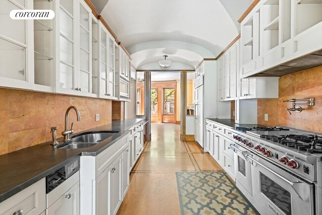 Photo - 37 W 87th St