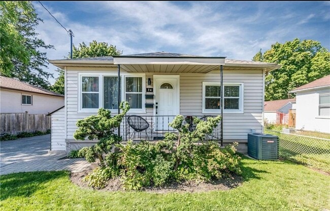 Building Photo - Main level-74 Peel St Barrie Ontario L4M 3L4