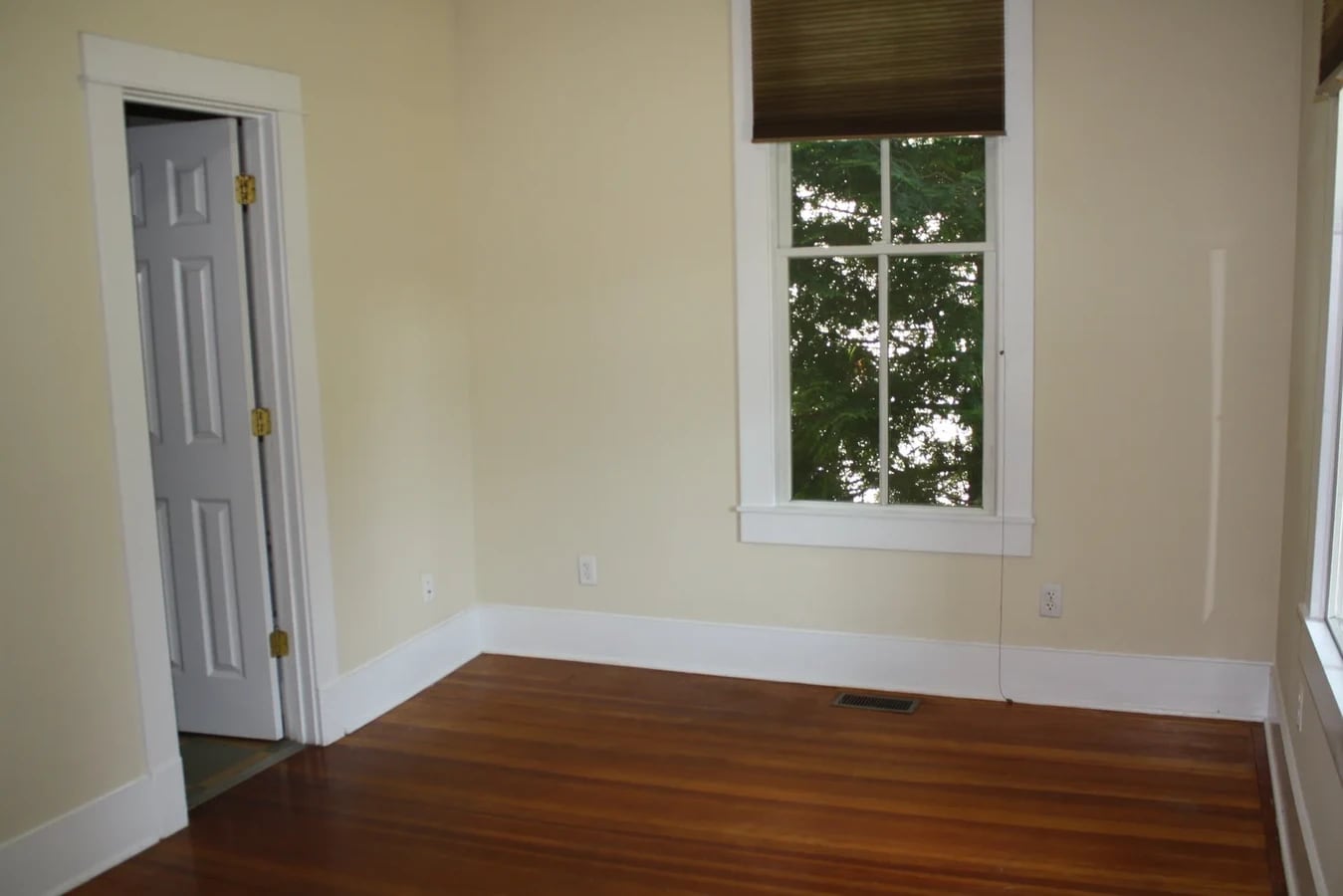 Photo - 211 E 10th St