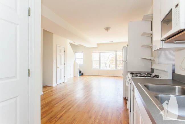 Building Photo - 2432 N Ashland Ave Unit F2