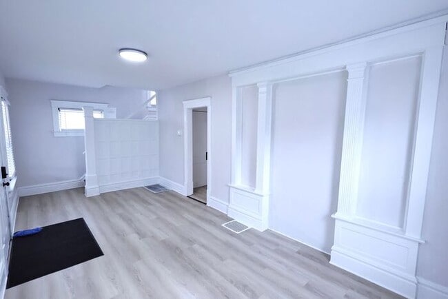 Building Photo - 991 Diana Ave