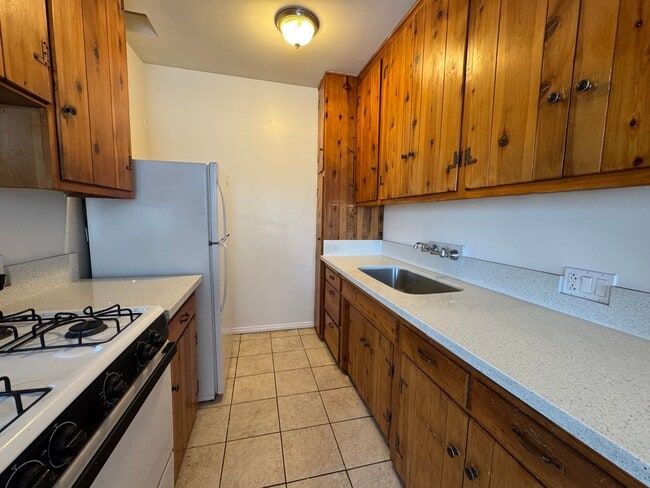 Photo - Large and Bright Studio with wood ceiling beams and floors... Unidad Cordova St 216 C