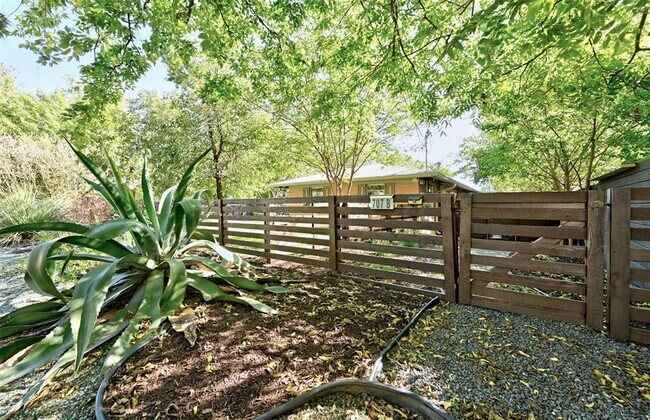 Photo - 707 Josephine St