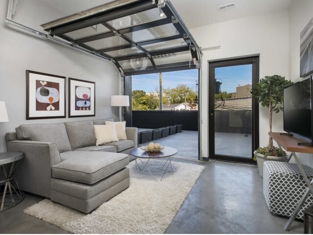 Sala de estar con puerta con ventana al garaje - 1647 N. Milwaukee