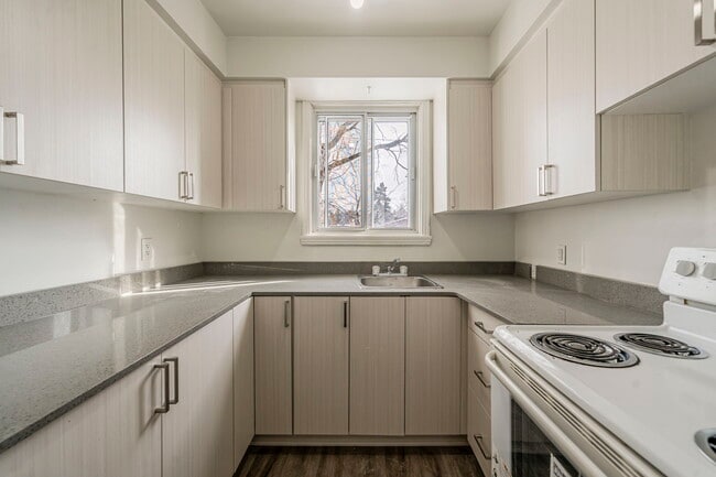 Building Photo - 3030 Av Linton