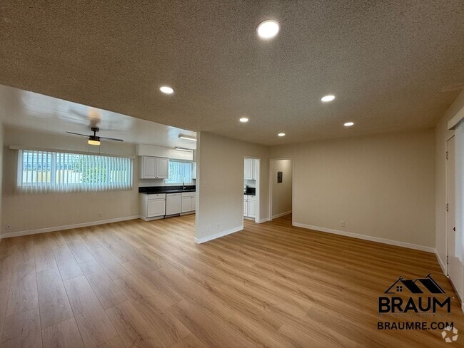 Building Photo - 13129 Oxnard St Rental