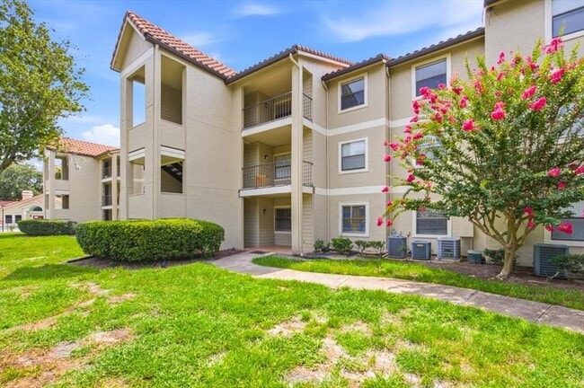 Building Photo - 3004 Parkway Blvd Unit 106