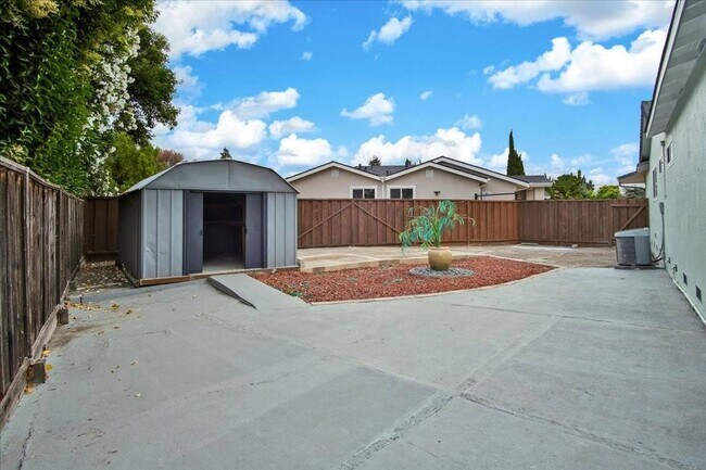 Photo - $3,950 / 4br - 1463ft2 - Updated 4 Beds / ...