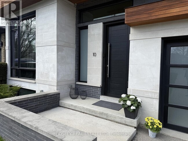 Photo - 10 Graystone Gardens