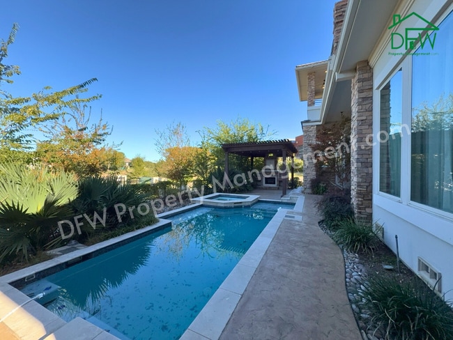Photo - 4 Bedroom, 4 1/2 Bathroom Home with Pool for Lease in Irving