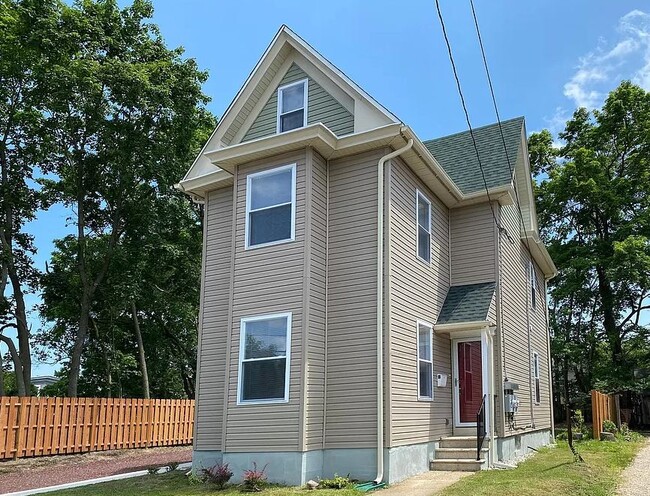 Front of house - 26 W Center St Unit A