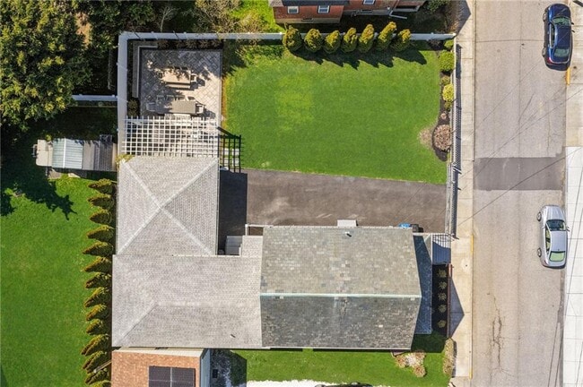 4 Vaughan Ave