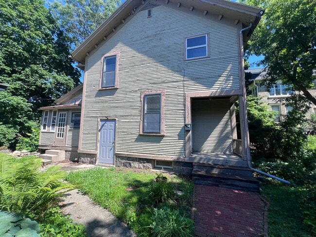 Building Photo - Single Family Heritage Hill Home! Two Bedr...
