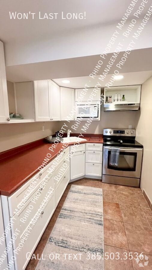 Building Photo - 2 Bedroom/1 Bathroom Garden Level Unit in ... Rental