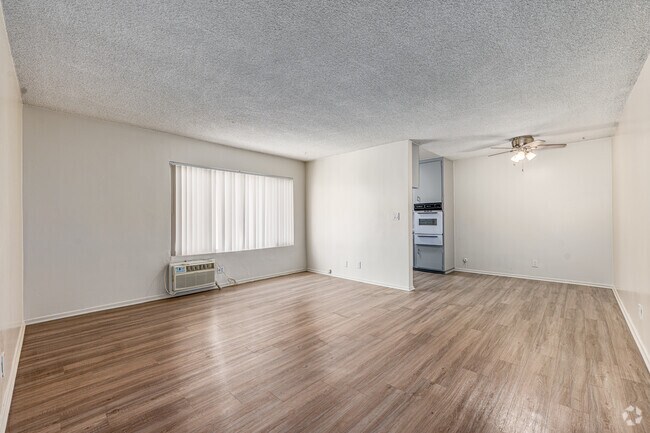 2BR, 2BA - 842SF - Living Room