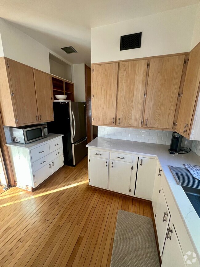 Building Photo - Fully Furnished, Large 3 Bedroom Home!