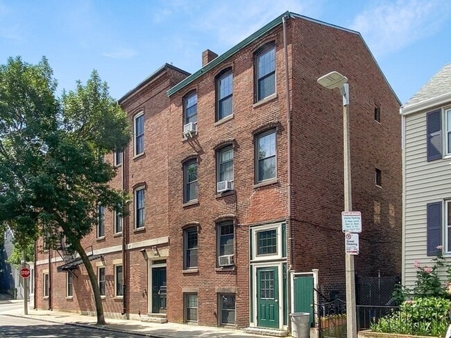 Building Photo - 363 W 3rd St Unit 1