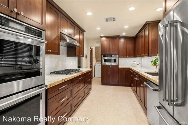 Photo - 7 br, 4 bath House - 837 E Adams Ave