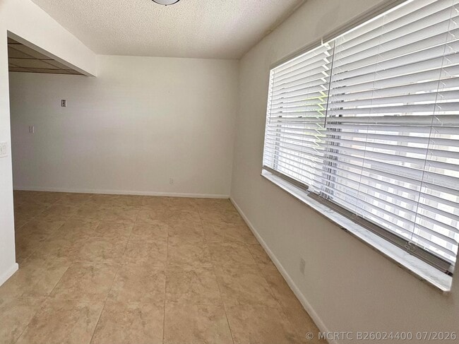 Photo - 163 Somerset Crescent Unit H