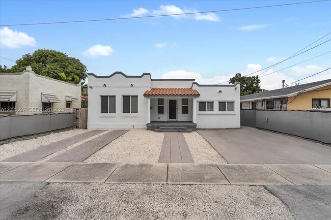 Building Photo - 1733 NW 16th St Unit 3