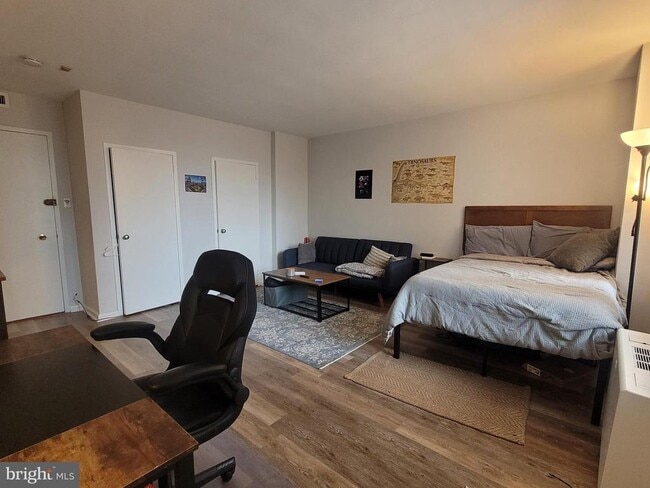 Building Photo - 135 S 19th St Unit 905