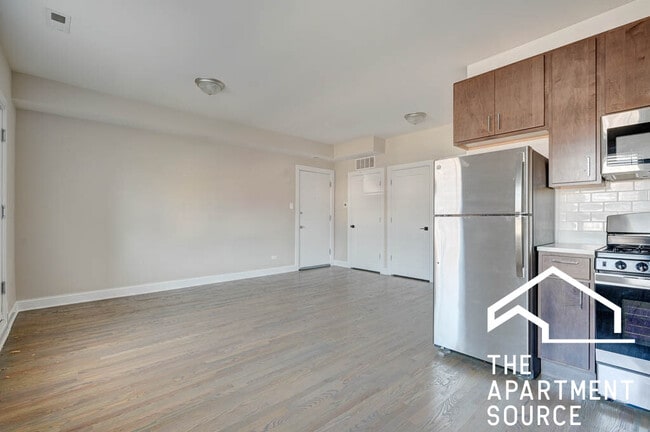 Photo - 3405 W Fullerton Ave Unidad 3a