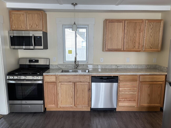 Photo - Newly Renovated 3BR Apartment with Modern Updates – Convenient Location! Unidad A