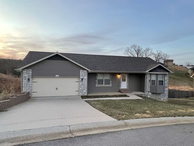 Building Photo - 4 Bedroom 3 Bath 2 Stall Garage in Waynesv...