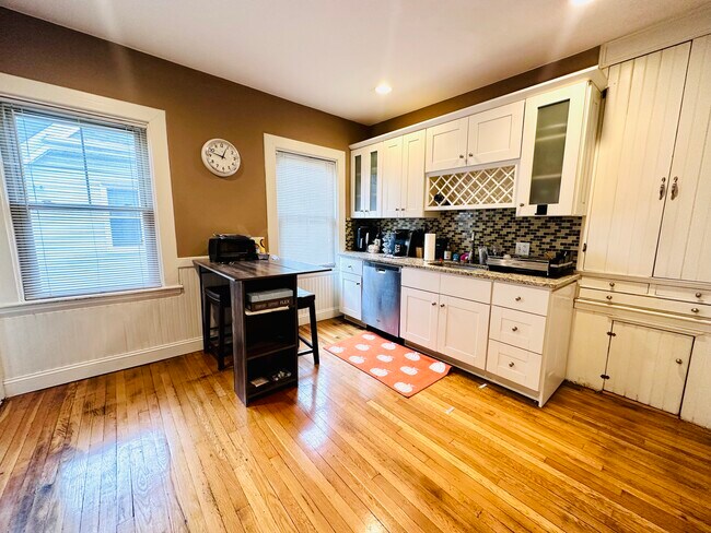 28 Brooks St Unit 3