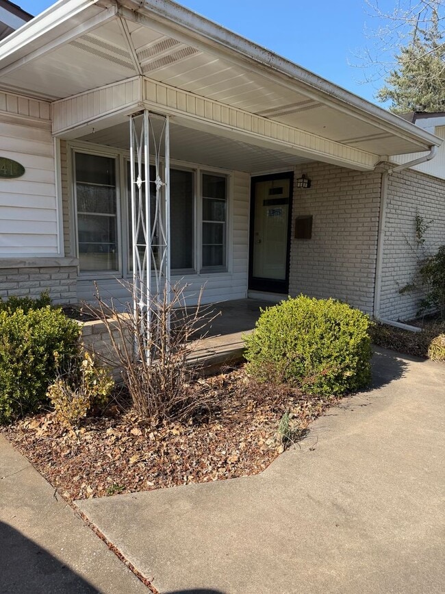 Building Photo - 3 bedroom, 2 bathroom, 2 car garage hom for rent