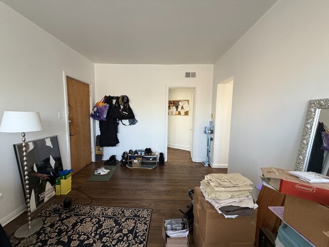 Building Photo - Rogers Park 1 Bed 1 Bath/ Dog Friendly / Top Floor Unit 3