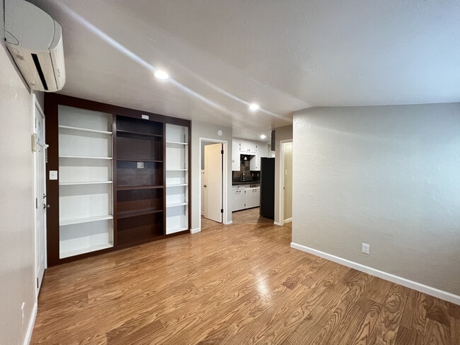 Building Photo - 225 N Cloverdale Blvd Unit 2