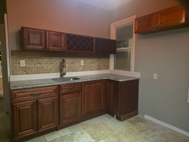 Building Photo - 349 Lyons Ave