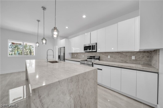 Photo - 828 Genoa Ave S