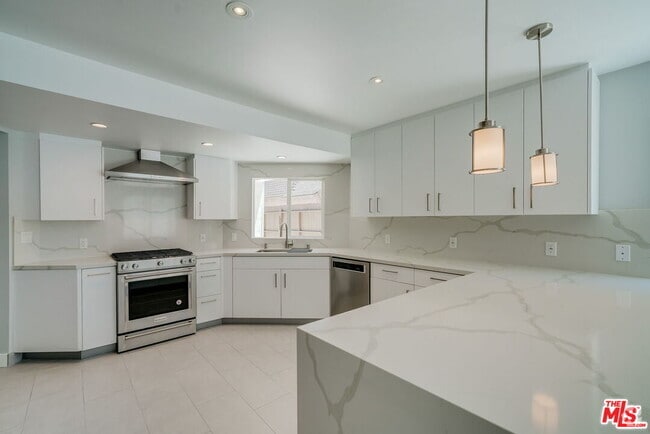 Building Photo - 481 S Holt Ave Rental