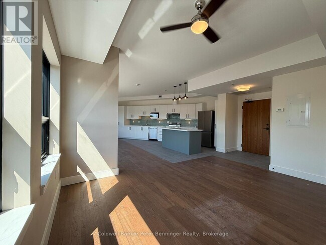 Photo - 405 Queen St S