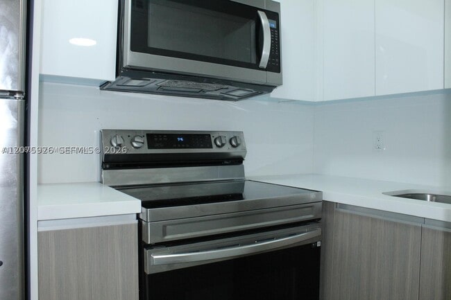 Building Photo - 899 West Dr Unit 7E