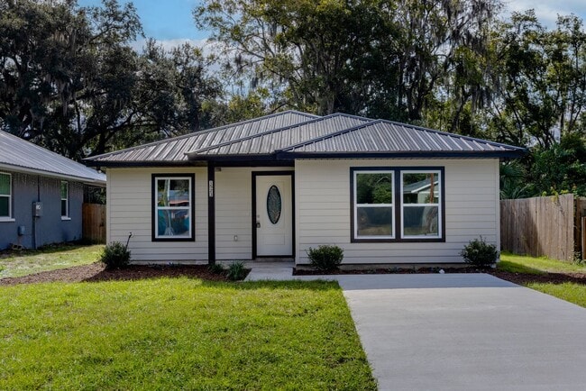 Building Photo - Spacious 4BR/2BA Home in Gainesville’s Heart