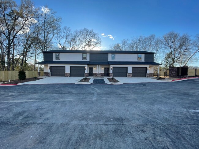 Building Photo - Coming Soon!: 2 Bedroom, 2.5 Bathroom, 1 C... Rental